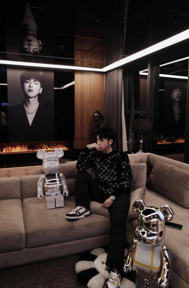 Trên trang cá nhân, anh chàng thường đăng tải những hình ảnh xa xỉ với đồ hiệu ngập tràn, lái xe sang, check-in tại hàng loạt địa điểm sang chảnh trong và ngoài nước,...