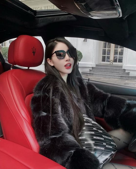 Được biết đôi trai tài gái sắc trong màn cầu hôn này là Vũ Hải Nam (sinh năm 1993) và Hương Nhi (sinh năm 2000), cùng đến từ Hà Nội.