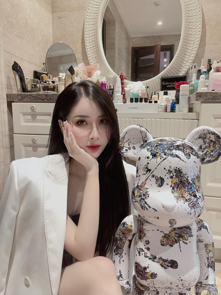 Trên trang cá nhân của mình, Hương Nhi xây dựng hình ảnh một tiểu thư sang chảnh với rất nhiều đồ hiệu, đồng thời xuất hiện tại những địa điểm sang trọng khác nhau trên thế giới.