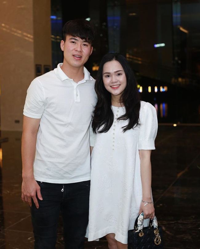 Cụ thể, Quỳnh Anh có viết: "Thật sự thì mỗi khi có tin đồn nhảm lại đi thanh minh thì rất mất thời gian và nhàm chán. Việc của mình là sống cuộc đời của mình chứ không phải đi thanh minh với ai hết. Nhưng chuyện đồn nhảm ngày hôm qua đã đi qua xa, quá giới hạn và mình buộc phải lên tiếng. Tin đồn nhảm vậy mà các anh các chị cứ share ầm ầm, comment ác liệt hả hê thì em cũng CHỊU! Đánh đập, hủy trạng thái kết hôn trên Facebook...