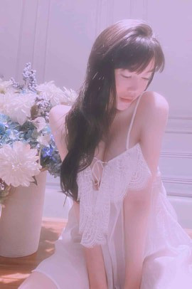 Với chiều cao mơ ước của nhiều phụ nữ Việt (1,68m) cùng thân hình nóng bỏng, hot girl Elly Trần đủ sức “cân” mọi kiểu trang phục. Váy áo cắt xẻ táo bạo hay trang phục nữ sinh đều không làm khó người đẹp. Gương mặt vừa đàn bà, vừa trẻ con cộng với thân hình như lửa, không cần chạm đã thấy nóng, chính là điểm hấp dẫn của bà mẹ hai con. Không ít người công nhận: Body của cô còn đẹp hơn mười năm trước.