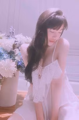 Với chiều cao mơ ước của nhiều phụ nữ Việt (1,68m) cùng thân hình nóng bỏng, hot girl Elly Trần đủ sức “cân” mọi kiểu trang phục. Váy áo cắt xẻ táo bạo hay trang phục nữ sinh đều không làm khó người đẹp. Gương mặt vừa đàn bà, vừa trẻ con cộng với thân hình như lửa, không cần chạm đã thấy nóng, chính là điểm hấp dẫn của bà mẹ hai con. Không ít người công nhận: Body của cô còn đẹp hơn mười năm trước.