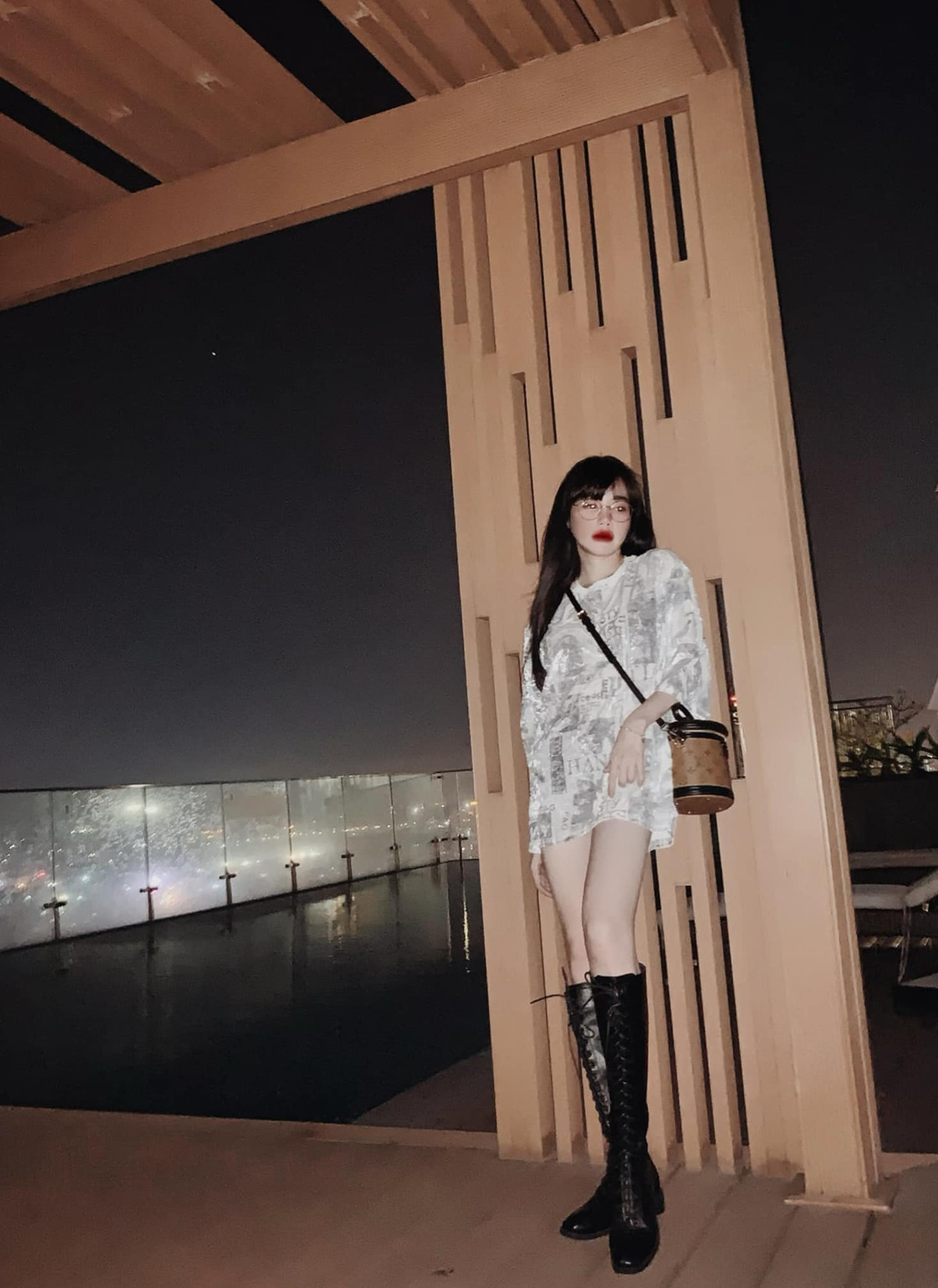 Nếu khán giả chỉ biết một đến Elly Trần nóng bỏng, hẳn là hình dung chưa đủ về cô. Cô còn ham vào bếp, giỏi nấu nướng, hóa vai người mẹ của hai đứa con thơ khá tuyệt vời. Trong những ngày cách ly, Elly Trần tiếp tục tung những bản cover ca khúc “hit” và rủ khán giả vào nghe “để giết thời gian” khi ở nhà dài ngày. Có người khuyên: Elly Trần nên chuyển sang cầm “mic” vì sẵn lợi thế hình thể đẹp lại sẵn nổi tiếng… Ở tuổi 33, biết đâu Elly Trần lại lấn sân ca nhạc?