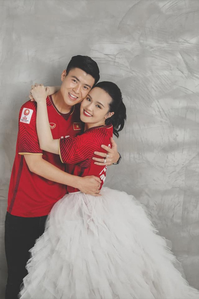 Chiếc áo của Duy Mạnh và Quỳnh Anh mặc là áo của các cấp đội tuyển quốc gia năm 2018. Nam cầu thủ mặc áo số 11 và vợ mang áo số 28, đây là hai số áo có ý nghĩa cực kỳ đặc biệt với chú rể.