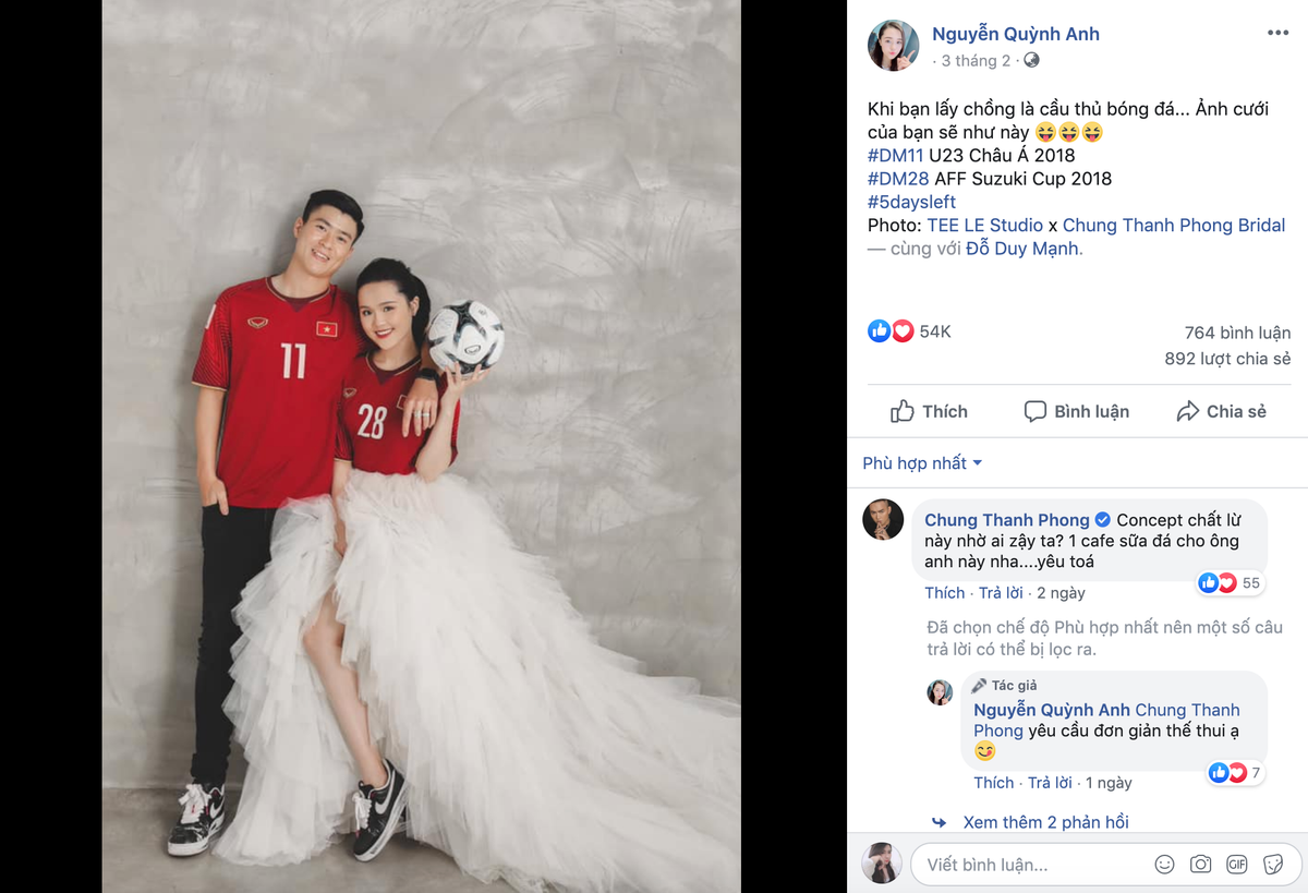 Trên trang cá nhân, vợ Duy Mạnh đăng tải hình cưới cùng dòng tâm sự vui: "Khi bạn lấy chồng là cầu thủ bóng đá...ảnh cưới của bạn sẽ như thế này" và tag tên trung vệ đội tuyển Việt Nam phía bên dưới.