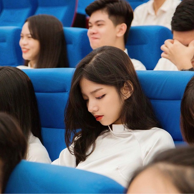 Phan Thị Minh Hằng, sinh năm 2001 cũng là hot girl nổi lên nhờ bức ảnh chụp lén góc nghiêng không chê vào đâu được của cô nàng. Hằng là cựu học sinh chuyên Văn của THPT chuyên Võ Nguyên Giáp, Quảng Bình và hiện là sinh viên đại học Kinh tế Quốc dân, Hà Nội.