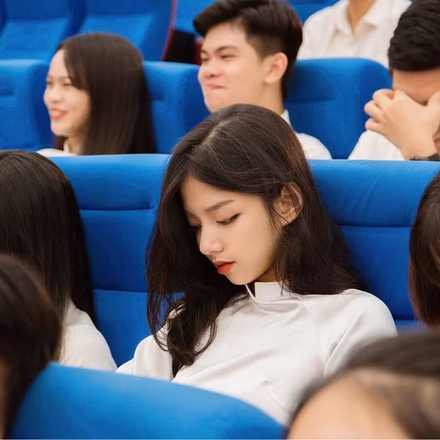 Phan Thị Minh Hằng, sinh năm 2001 cũng là hot girl nổi lên nhờ bức ảnh chụp lén góc nghiêng không chê vào đâu được của cô nàng. Hằng là cựu học sinh chuyên Văn của THPT chuyên Võ Nguyên Giáp, Quảng Bình và hiện là sinh viên đại học Kinh tế Quốc dân, Hà Nội.