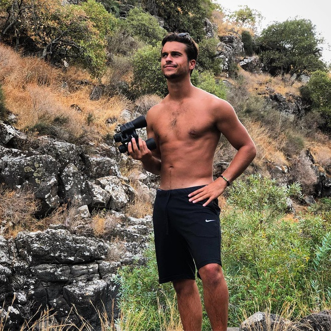 Không chỉ sở hữu vẻ ngoài điển trai, thân hình vạm vỡ, săn chắc của Roy cũng nhận được nhiều lời khen. Dù công việc bận rộn, anh luôn cố gắng ăn uống lành mạnh và duy trì tập thể thao.