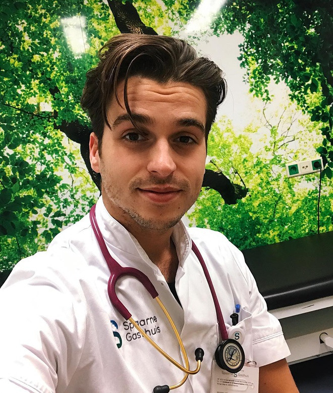 Sau khi tốt nghiệp đại học Vrije Universiteit Amsterdam - một trong những trường đại học hàng đầu tại Hà Lan, Roy vượt qua kỳ thi tuyển dụng và chính thức trở thành bác sĩ vào tháng 6 năm ngoái. Tại trang cá nhân, anh thường cập nhật những khoảnh khắc tranh thủ nghỉ ngơi hoặc chuẩn bị cho ca mổ tại bệnh viện.