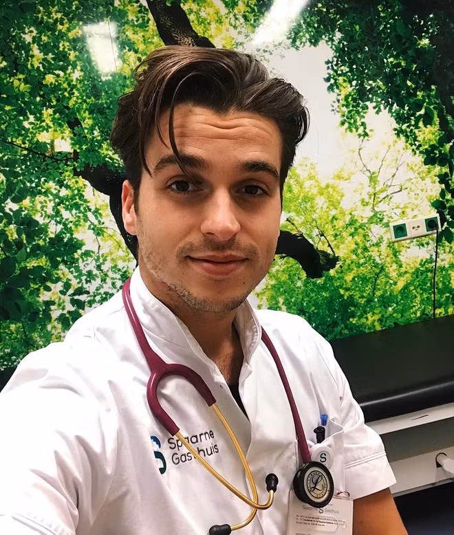 Sau khi tốt nghiệp đại học Vrije Universiteit Amsterdam - một trong những trường đại học hàng đầu tại Hà Lan, Roy vượt qua kỳ thi tuyển dụng và chính thức trở thành bác sĩ vào tháng 6 năm ngoái. Tại trang cá nhân, anh thường cập nhật những khoảnh khắc tranh thủ nghỉ ngơi hoặc chuẩn bị cho ca mổ tại bệnh viện.