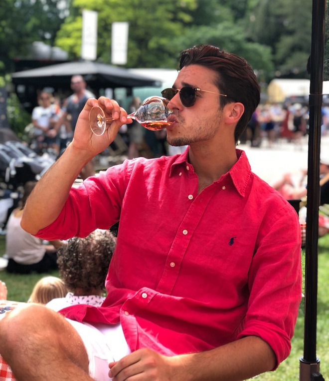 Nhiều cô gái nhận xét điểm thu hút nhất trên gương mặt Roy là bộ râu quai nón quyến rũ và góc nghiêng "thần thánh". Những khi không mặc áo blouse, anh thường diện trang phục đơn giản, năng động trong hoạt động thường ngày.