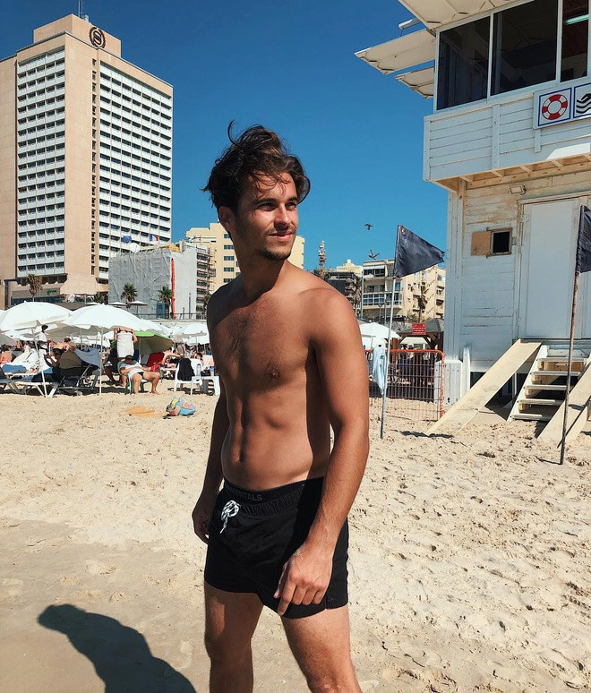 Đối với nghề nghiệp bác sĩ cần trau dồi lượng kiến thức lớn, anh chia sẻ bí quyết vượt qua các bài kiểm tra là dành thời gian ở nơi yên tĩnh ôn tập, chỉ đặt ra kế hoạch duy nhất là học và không để bị xao nhãng bởi việc khác.