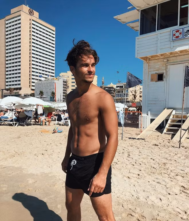 Đối với nghề nghiệp bác sĩ cần trau dồi lượng kiến thức lớn, anh chia sẻ bí quyết vượt qua các bài kiểm tra là dành thời gian ở nơi yên tĩnh ôn tập, chỉ đặt ra kế hoạch duy nhất là học và không để bị xao nhãng bởi việc khác.