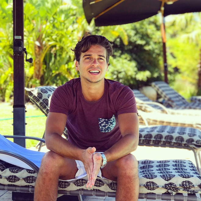 Không chỉ có vẻ ngoài sáng, nam bác sĩ điển trai còn được nhận xét là người gần gũi, hài hước, thậm chí "lầy lội" trên mạng xã hội. Khi được người theo dõi hỏi: "Sao anh đẹp trai vậy?", Roy lém lỉnh đáp: "Tôi cũng đang tự hỏi đây, không hiểu sao tạo hóa lại tạo ra được một tuyệt tác như tôi nữa".