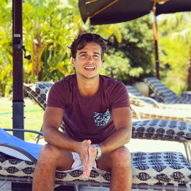 Không chỉ có vẻ ngoài sáng, nam bác sĩ điển trai còn được nhận xét là người gần gũi, hài hước, thậm chí "lầy lội" trên mạng xã hội. Khi được người theo dõi hỏi: "Sao anh đẹp trai vậy?", Roy lém lỉnh đáp: "Tôi cũng đang tự hỏi đây, không hiểu sao tạo hóa lại tạo ra được một tuyệt tác như tôi nữa".