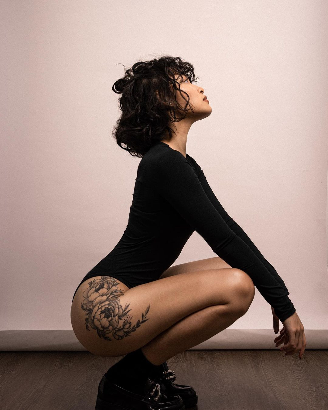 Khác với người chị gái Linda Ngô, cô nàng sinh năm 2002 thường linh hoạt biến hóa nhiều phong cách thời trang, từ nữ tính đến cá tính, phá cách