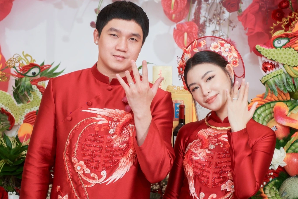 Người đẹp Việt kiều Nga đã tổ chức lễ ăn hỏi với bạn trai tên Tấn Phát tại quê nhà Nha Trang, Khánh Hòa. Cặp đôi gây chú ý khi được người thân trong gia đình trao tặng 10 cây vàng làm quà cưới.