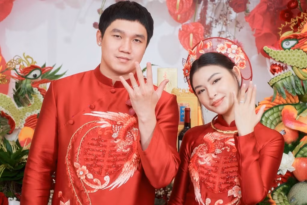 Người đẹp Việt kiều Nga đã tổ chức lễ ăn hỏi với bạn trai tên Tấn Phát tại quê nhà Nha Trang, Khánh Hòa. Cặp đôi gây chú ý khi được người thân trong gia đình trao tặng 10 cây vàng làm quà cưới.