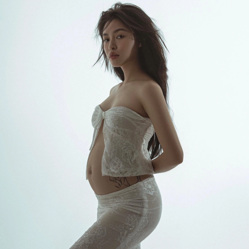 Gần đây, Lena Ngô bất ngờ thông báo việc có tin vui, chuẩn bị hạ sinh con đầu lòng ở tuổi 22. Bộ ảnh bầu của cô nàng được netizen khen ngợi vì thần thái ngút ngàn của cô nàng dù đang mang thai.