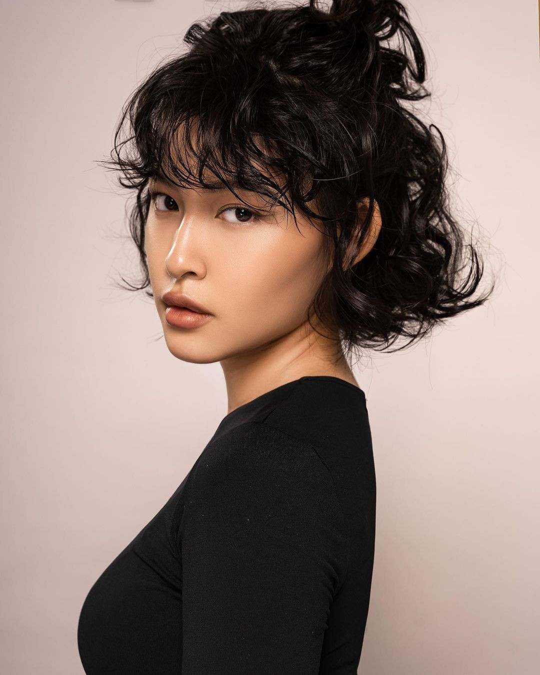 Lena ghi điểm với gương mặt góc cạnh, thần thái quyến rũ.