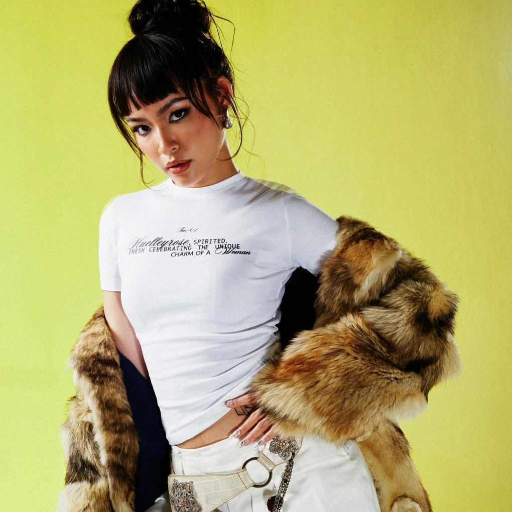 Sau đám cưới, nàng hot girl thường xuyên chia sẻ những khoảnh khắc cuộc sống hàng ngày hạnh phúc bên bạn đời.