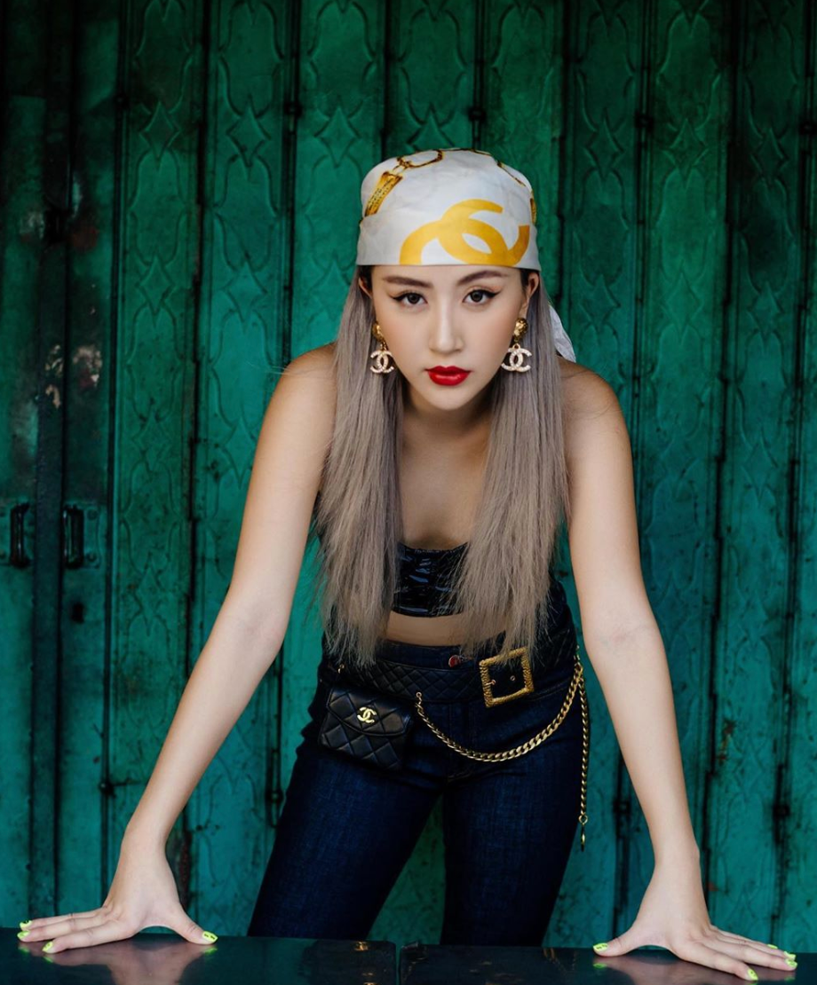 Quỳnh Anh Shyn là cô gái duy nhất trong bộ ba hot girl Hà Thành năm ấy tham gia hoạt động giải trí. Cô nàng từng góp mặt trong nhiều MV ca nhạc, phim sitcom học đường,...Với phong cách thời trang cá tính và gu khá lạ, hot girl sinh năm 1996 được xem là fashion icon và lấn sân sang cả lĩnh vực điện ảnh, MC, beauty blogger.