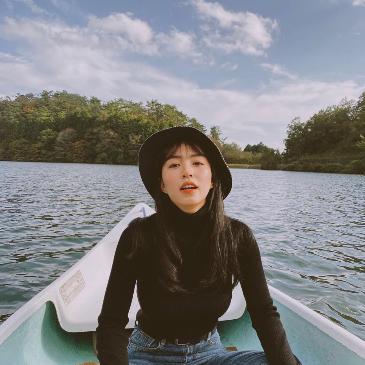 Trong khi đó, Mẫn Tiên (Nguyễn Mẫn Thuỷ Tiên) là người chăm chỉ với sự nghiệp học hành nhất, hiện cô nàng đang theo học tại ĐH Ritsumeikan Asia Pacific University, Nhật Bản. Mặc dù đã 10 năm sau khi nổi tiếng trên mạng xã hội nhưng nhan sắc của Mẫn Tiên vẫn trẻ trung, xinh đẹp, không có quá nhiều sự thay đổi.