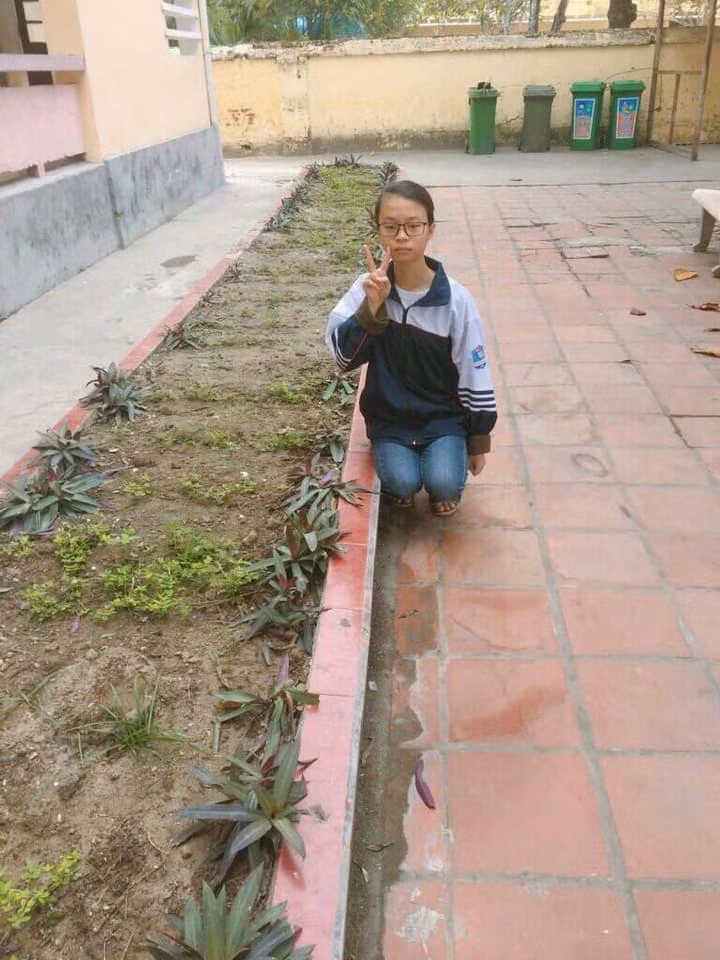 Tưởng chừng đây là cách check-in vô cùng nhàm chán nhưng biểu cảm khuôn mặt "không cảm xúc" của cô nàng khiến ai cũng phải bật cười.