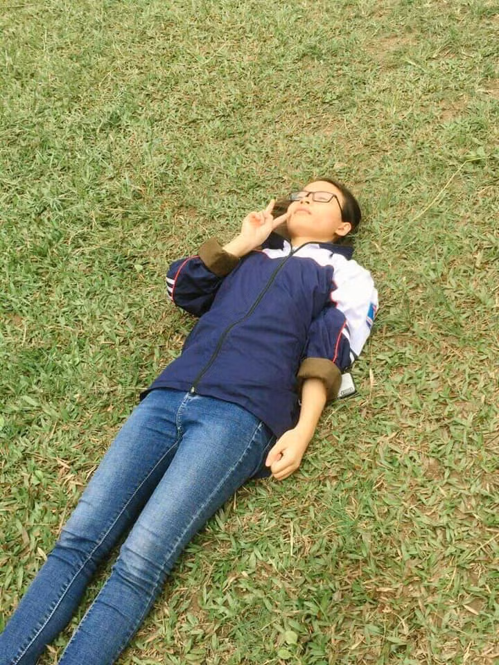 Thậm chí khi nằm trên bãi cỏ, khuôn mặt và cách tạo dáng vẫn không hề thay đổi.