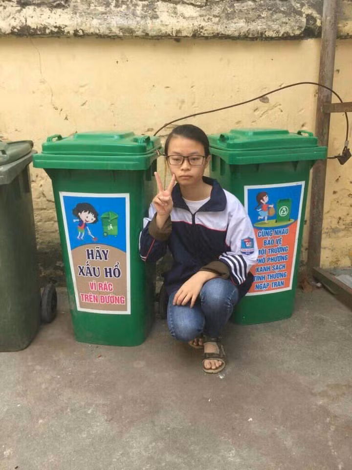 Mặc dù về thăm trường cũ nhưng trong suốt bộ ảnh check-in, cô nàng không hề cười mà giữ nguyên khuôn mặt như mất sổ gạo cùng với cách tạo dáng giơ tay chữ V truyền thống.