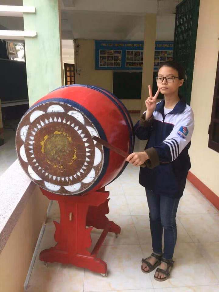 "Tâm bất biến giữa dòng đời vạn biến. Quá đỉnh cao. Không phải ai cũng chụp được ảnh thế này đâu vì làm quả mặt thế kia đã không thể nhịn cười được rồi", "Bộ ảnh check-in có 1-0-2. Nhìn như bị ép chụp ảnh ấy, buồn cười thật" - Nhiều người tỏ ra thích thú trước bộ ảnh "Không cảm xúc" của cô nàng.