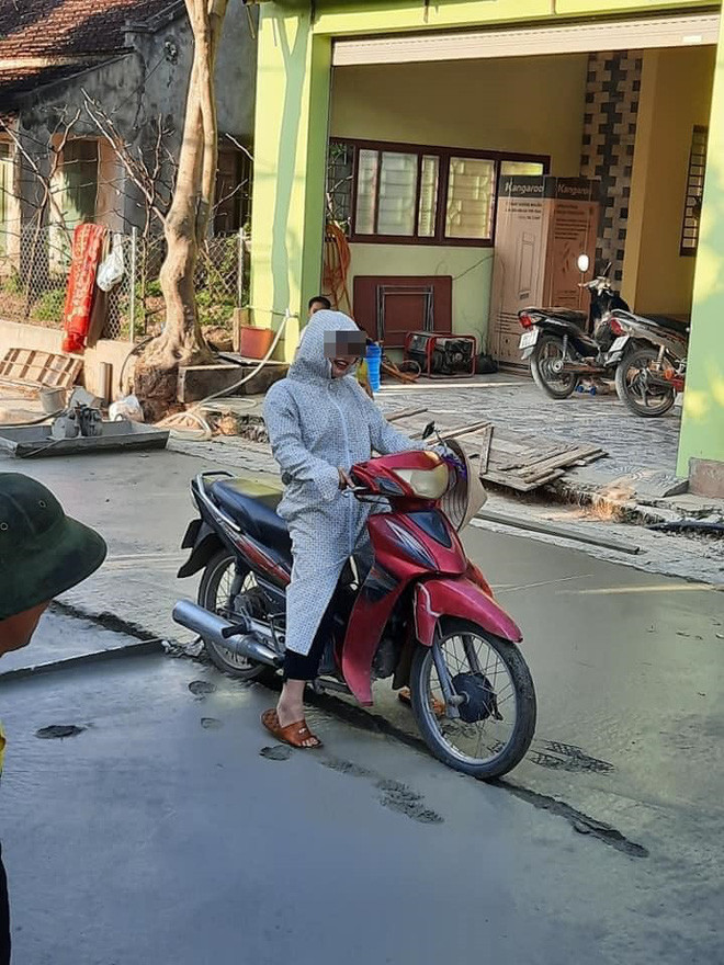 Có lẽ do không biết phải làm thế nào nên người phụ nữ đi làm hỏng đường bê tông mới hoàn thành kia đành nở một nụ cười "hoa hậu thân thiện" trước những ánh mắt khó chịu của người xung quanh.