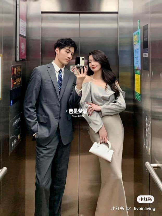 Trang phục tổng tài và phu nhân.