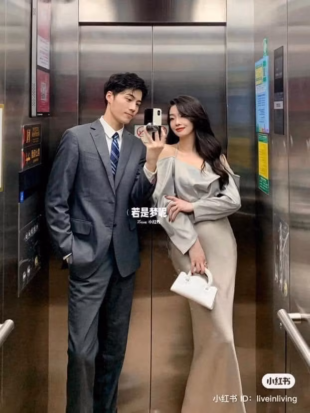 Trang phục tổng tài và phu nhân.