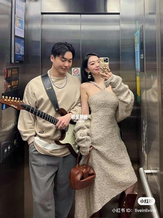 Chiếc đàn chính là điểm nhấn cho sự phối hợp của cặp đôi này.