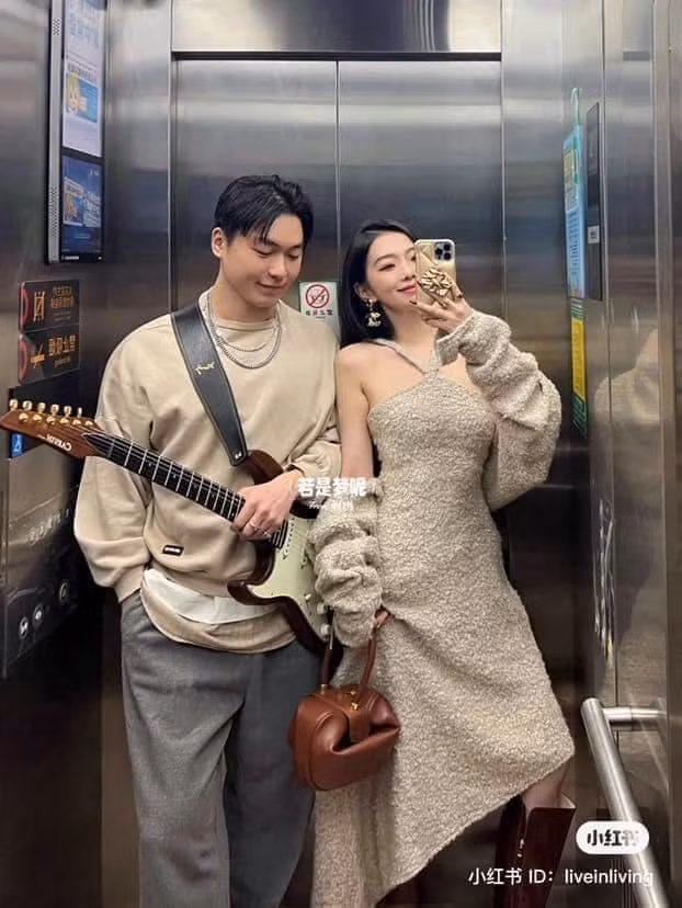 Chiếc đàn chính là điểm nhấn cho sự phối hợp của cặp đôi này.