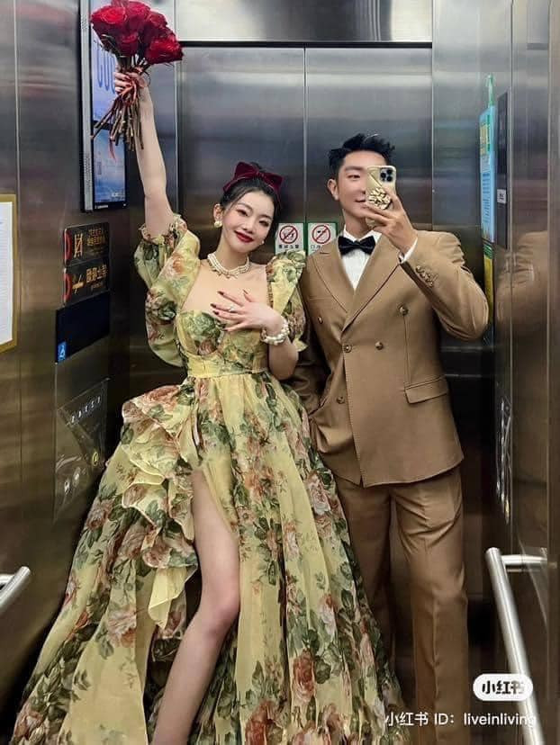 Như một nàng công chúa và chàng hoàng tử sau khi rời tiệc.