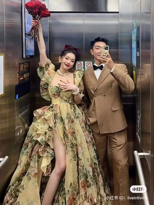 Như một nàng công chúa và chàng hoàng tử sau khi rời tiệc.