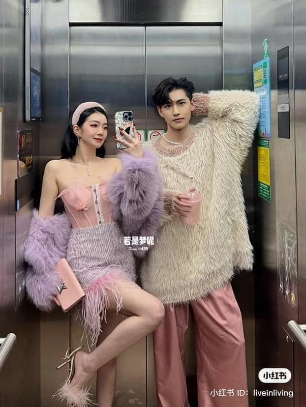 Lấy chất liệu lông làm chủ đạo, cả 2 đã có sự phối màu rất dịu mắt giống như cậu ấm cô chiêu đến bữa tiệc sinh nhạt xa hoa.