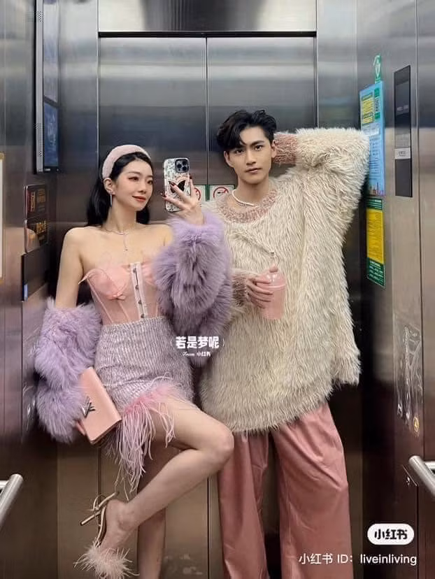 Lấy chất liệu lông làm chủ đạo, cả 2 đã có sự phối màu rất dịu mắt giống như cậu ấm cô chiêu đến bữa tiệc sinh nhạt xa hoa.