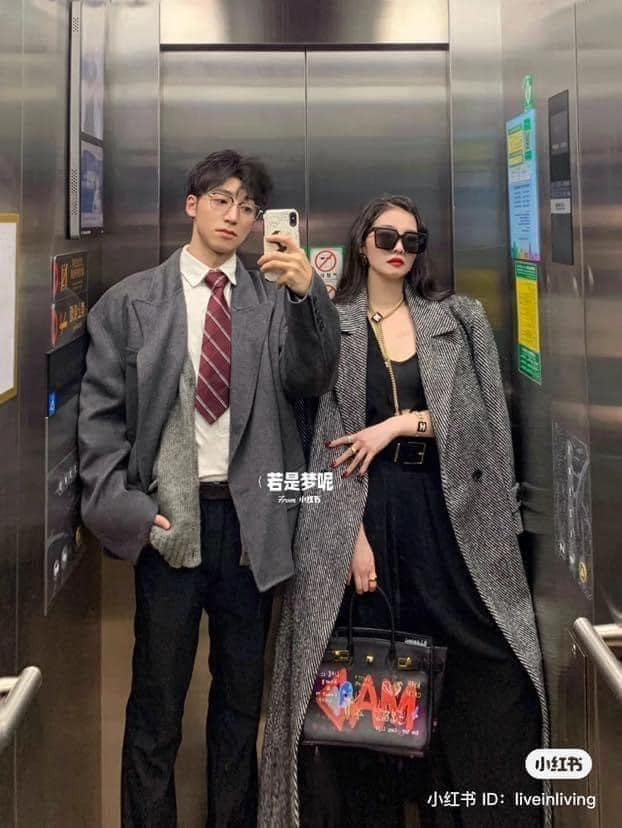 Cặp đôi này lấy tone xám đen làm chủ đạo, cách tạo dáng cũng ngất ngầu.