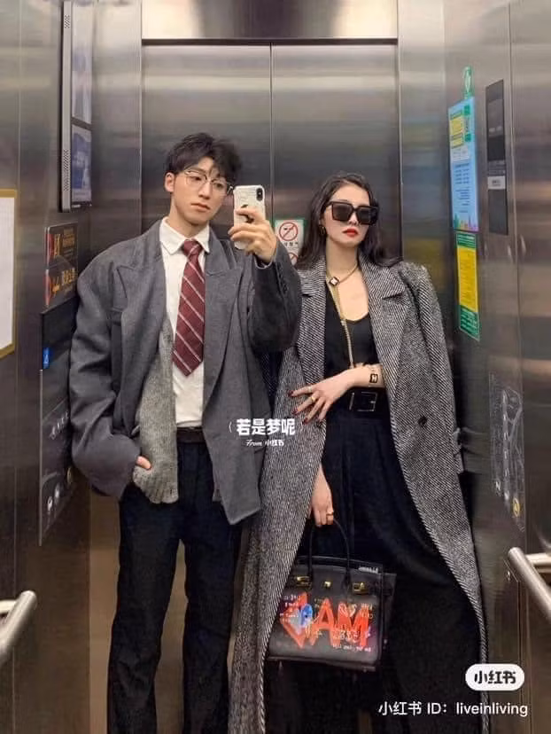 Cặp đôi này lấy tone xám đen làm chủ đạo, cách tạo dáng cũng ngất ngầu.