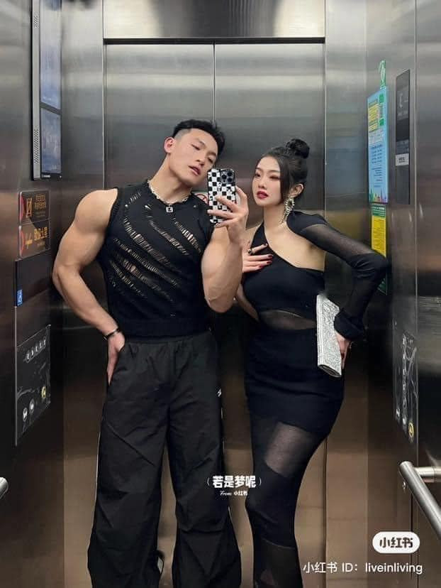 Tone đen huyền bí, cá tính.