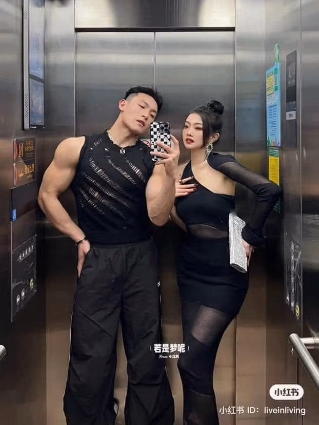 Tone đen huyền bí, cá tính.