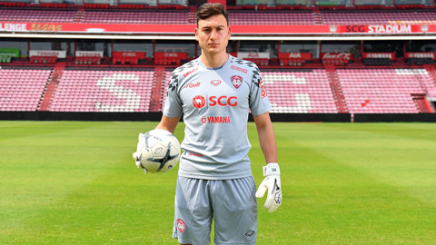 Sinh ra và lớn lên tại Nga, có bố người Việt và mẹ người Nga, do đó cũng dễ hiểu khi thủ môn Đặng Văn Lâm thành thạo cả tiếng Việt, Nga, Anh.