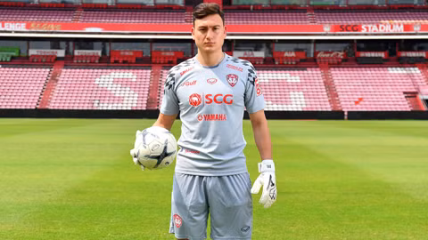 Sinh ra và lớn lên tại Nga, có bố người Việt và mẹ người Nga, do đó cũng dễ hiểu khi thủ môn Đặng Văn Lâm thành thạo cả tiếng Việt, Nga, Anh.