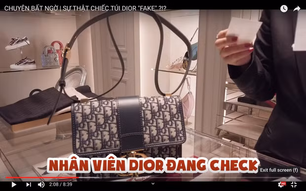 Tại cửa hàng, nhân viên Dior đã kiểm tra kỹ các thông số trên thẻ đính kèm với túi, hoá đơn mua hàng...và khẳng định, chiếc túi của Sĩ Thanh mang đến store là thật.