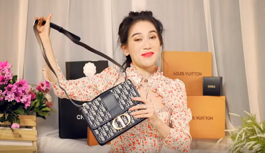 Cụ thể, Sĩ Thanh bị 1 số người nổi tiếng như MC Moon Doãn tố "đập hộp" hàng fake và chỉ ra những điểm có vấn đề như dáng đứng, độ bóng chi tiết trên chiếc túi của nữ ca sĩ.