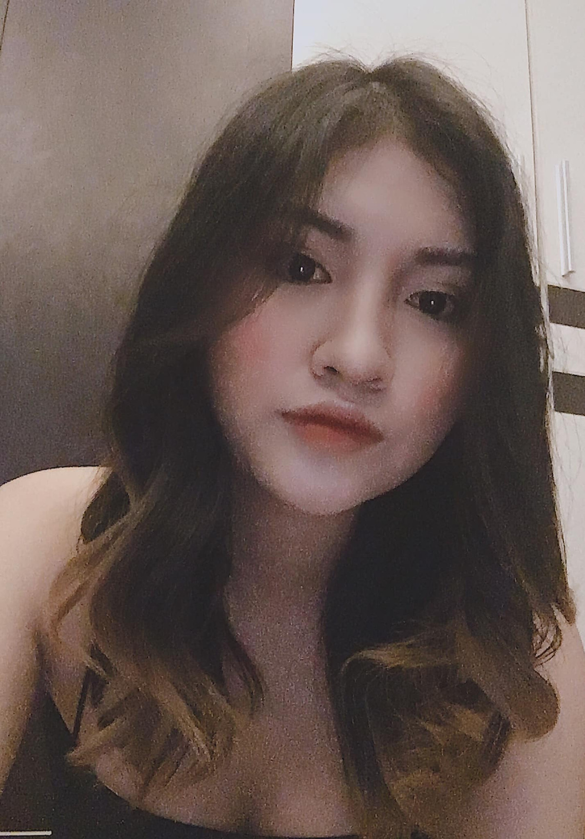 Nguyệt Hà sinh năm 1999, bằng tuổi Văn Toàn và cả hai cùng là đồng hương Hải Phòng. Hiện tại cô nàng đang sinh sống và làm việc tại TP HCM.