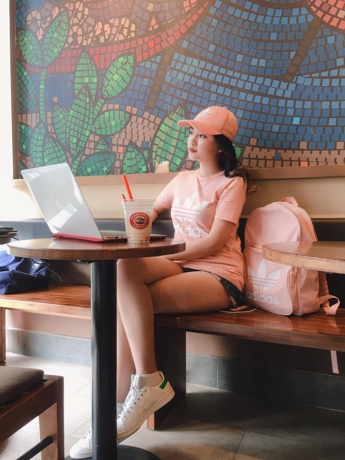 Giành danh hiệu Á khôi và nổi tiếng trong cộng đồng người hâm mộ bóng đá, cô nàng có cơ hội cộng tác với một số trang báo thể thao từ khi còn học năm 2. Có lẽ đây cũng chính là cơ duyên giúp Nguyệt Hà và Văn Toản quen nhau.